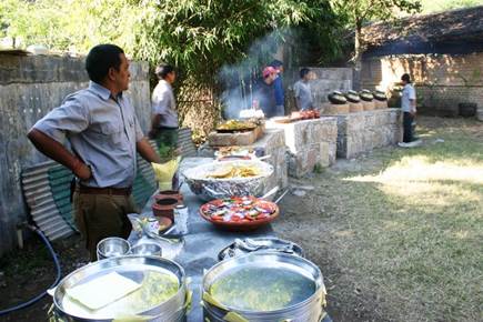 Description: C:\Users\hp\Desktop\Imp Pictures 2012\Web - Himalayan Group Meal.jpg